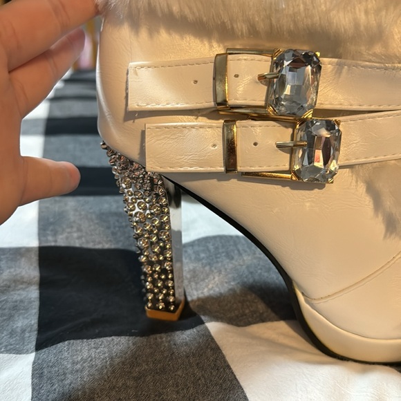 Never worn cute white ankle boots - Picture 2 of 3
